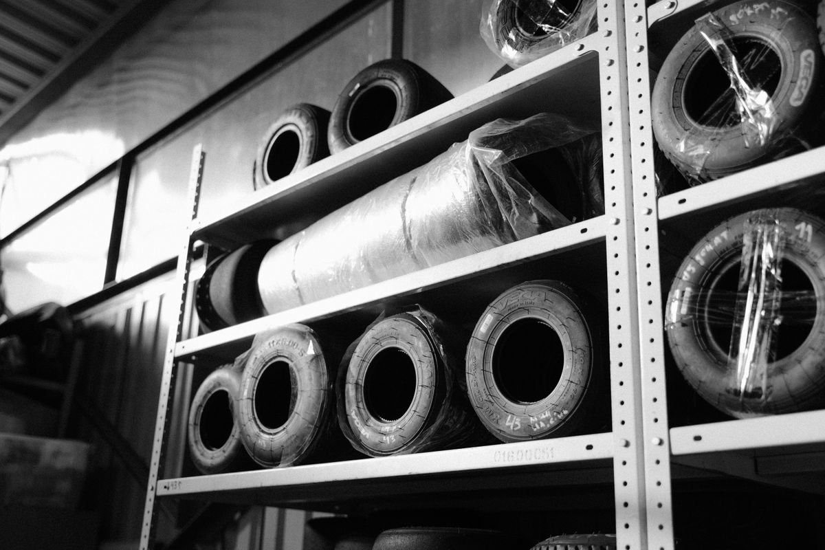 Almacén industrial con estanterías